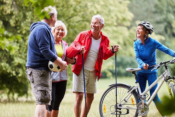 Senioren machen zusammen Fitness